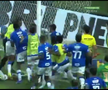 23 de eliminări, scene de o SĂLBĂTICIE rară » Pumni și picioare între jucători, portarul dat cu capul de bară!