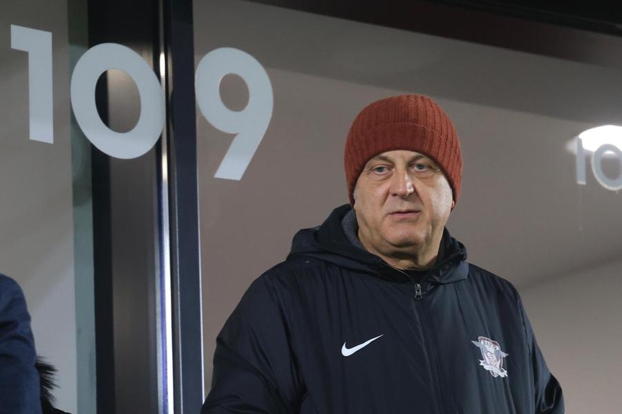 Dan Șucu are o avere fabuloasă, dar traseu lamentabil cu Rapidul. FOTO: Ionuț Iordache, GSP) Turcia – România, faza războiului între patroni: Șucu și Becali îi țin la butonieră pe șefii tripletei Galata – Fener – Beșiktaș! » Închisoarea, numitorul comun