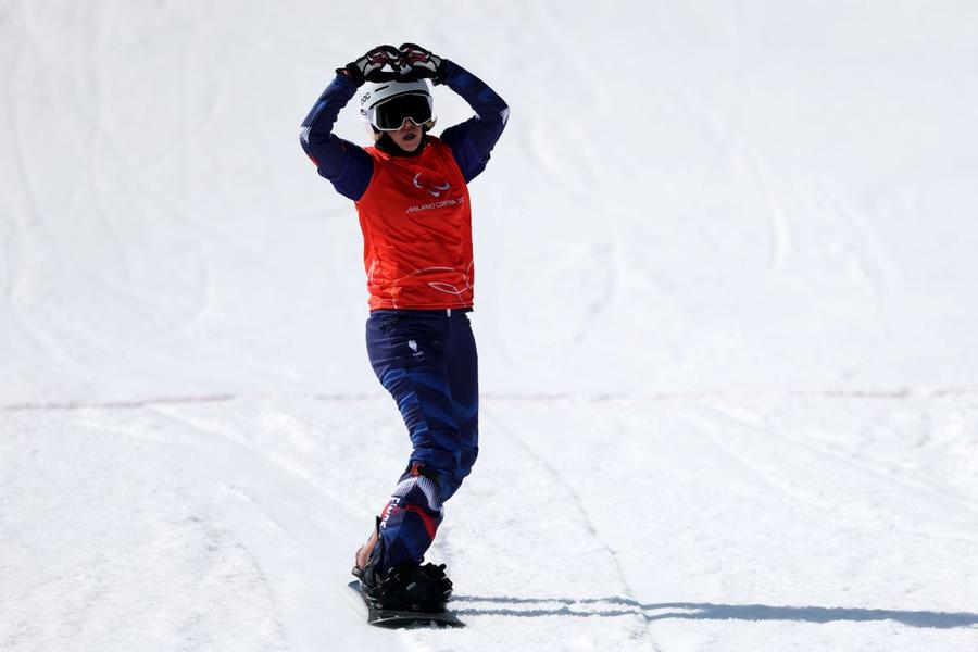Cecile Hernandez sărbătorind titlul paralimpic la parasnowboard cross Milano Cortina 2026 Foto: Guliver/GettyImages Are 51 de ani și suferă de o boală degenerativă, dar și-a păstrat titlul la Jocurile Paralimpice de la Milano Cortina cu un vis împlinit