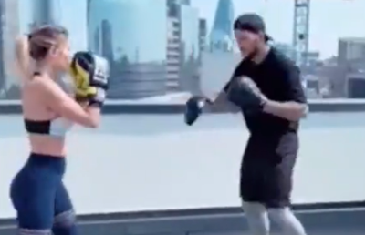 Diletta Leotta, sport și în autoizolare » „Meci de box” pe terasă cu iubitul ei :)
