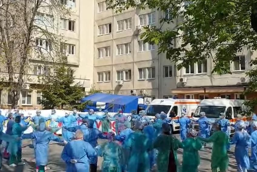 Personalul medical al Spitalului „Victor Babeș” din Craiova a dansat hora bucuriei după salvarea unui pacient // sursă foto: captură Facebook @ Spitalul Clinic „Victor Babeș” Craiova