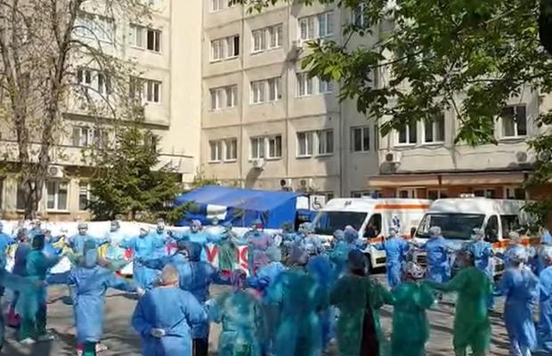 VIDEO. În plină pandemie de COVID-19, personalul medical al unui spital din Craiova a dansat hora bucuriei după ce a salvat un pacient internat de 32 de zile