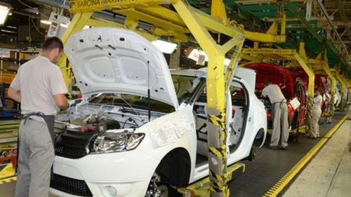 Uzina Dacia își reia treptat activitatea