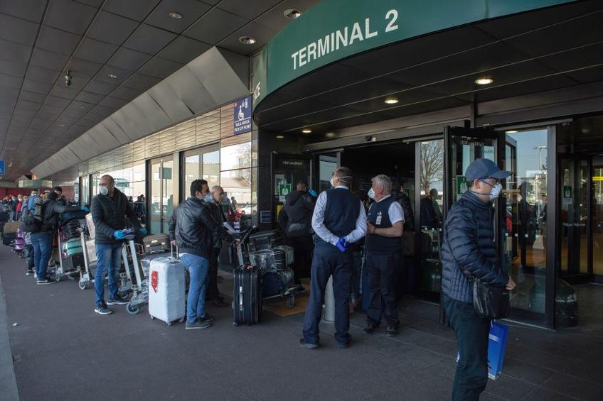 1800 de români s-au înghesuit astăzi în parcarea aeroportului „Avram Iancu„ din Cluj, pentru a prinde curse spre Germania // sursă foto: Guliver/gettyimages