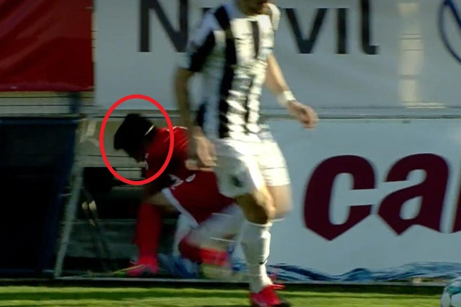 Momentul în care Adrian Petre s-a lovit de reclama aflată pe marginea terenului Captură TV Telekom Sport Astra - UTA 0-0 » „Remiză albă” în ultima etapă din sezonul regulat! Adrian Petre, aproape de o accidentare serioasă