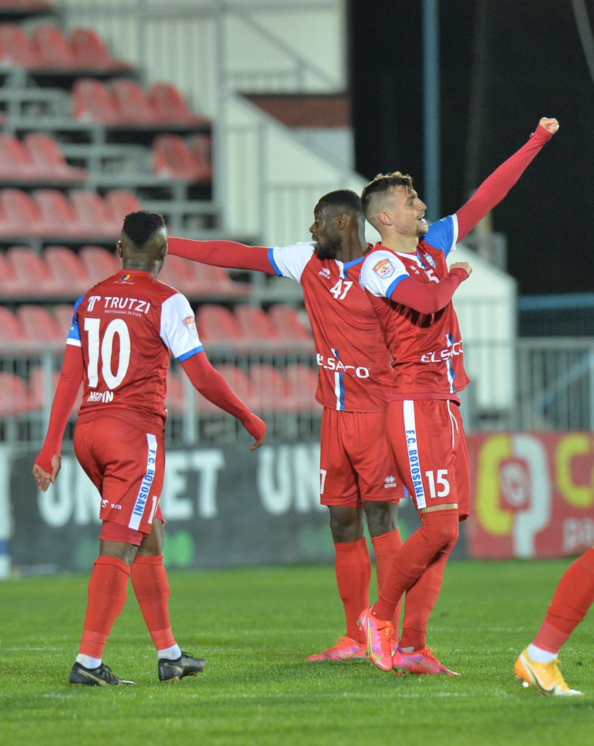 O nouă pagină neagră din istoria lui Dinamo: gol direct din corner! „Câinii” au terminat sezonul regular pe loc de baraj