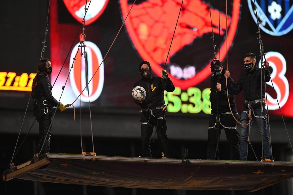 Suporterii lui Dinamo scriu istorie » Moment excepțional la meciul cu Clinceni: „Nu s-a mai văzut niciodată pe vreun stadion!”