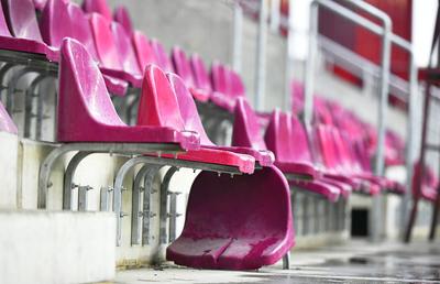 Zeci de scaune distruse pe stadionul Giulești, abia inaugurat! » „Suporteri huligani" versus „E vina constructorului, le-a făcut prea fragile"