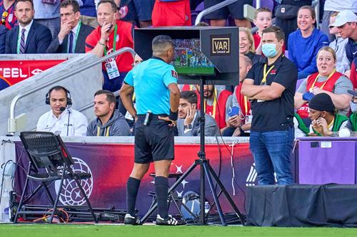 Cu VAR, arbitrii vor privi fazele controversate pe un monitor situat la marginea terenului // foto: Imago Images