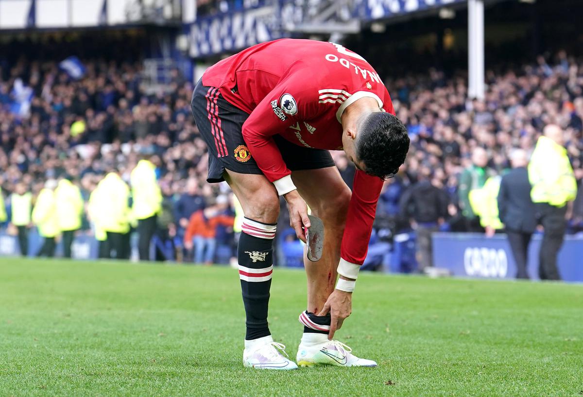 Cristiano Ronaldo, rănit și plin de nervi după 0-1 cu Everton: i-a spart telefonul unui suporter » De Gea: „O rușine, inacceptabil!”