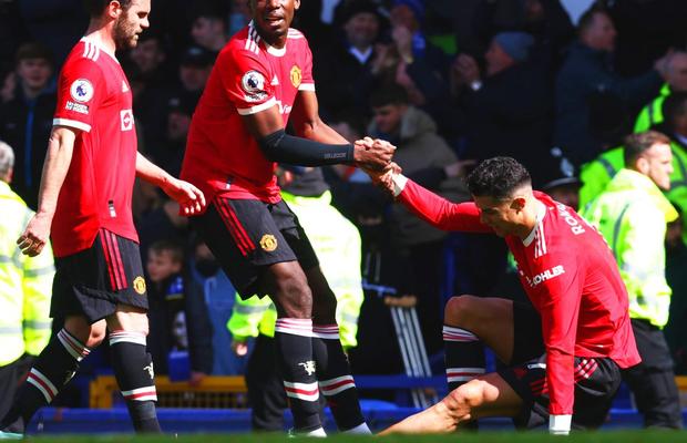 Cristiano Ronaldo, rănit și plin de nervi după 0-1 cu Everton: i-a spart telefonul unui suporter » De Gea: „O rușine, inacceptabil!”
