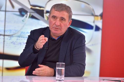 Gică Hagi (57 de ani) a fost deranjat de faptul că Eduard Rădăslăvescu (17 ani), mijlocașul Farului, nu primește suficientă atenție.