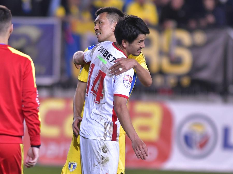 Takayuki Seto și Mino Sota. Foto: Imago Images Ce ar schimba la români fotbalistul japonez din Liga 2: „Prea miștocari. Se lasă ușor. La muncă!”