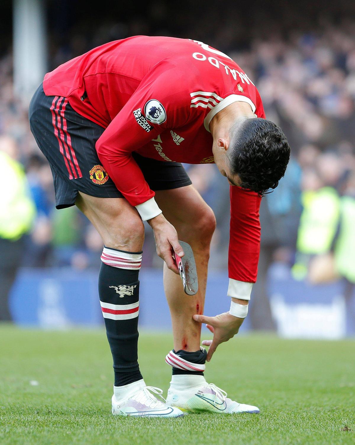 Cristiano Ronaldo, rănit și plin de nervi după 0-1 cu Everton: i-a spart telefonul unui suporter » De Gea: „O rușine, inacceptabil!”