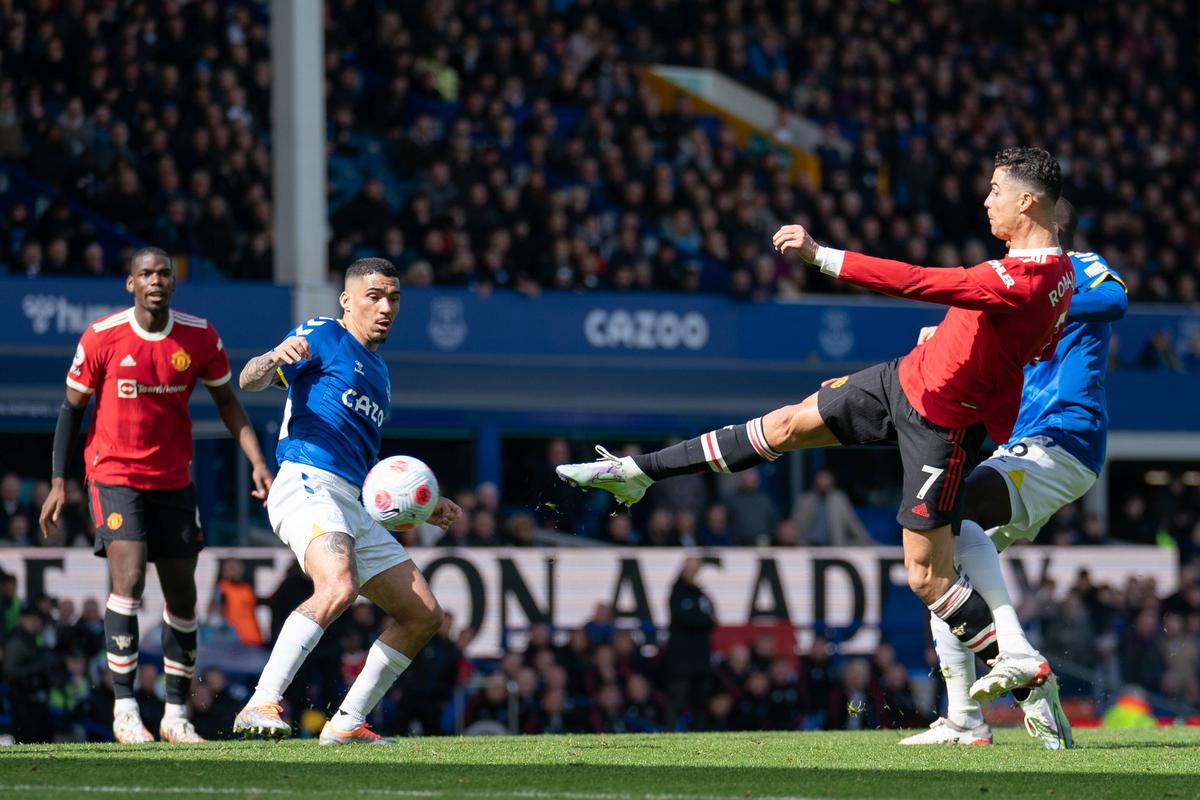 Cristiano Ronaldo, rănit și plin de nervi după 0-1 cu Everton: i-a spart telefonul unui suporter » De Gea: „O rușine, inacceptabil!”