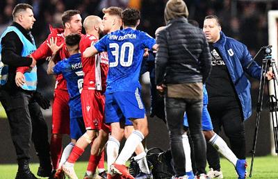 3 lucruri care nu s-au văzut la TV în Dinamo - FCU Craiova: de la ce a pornit altercația în toată regula de pe gazon + mesajele ironice ale galeriilor: „Încă un an în «A» - furat”