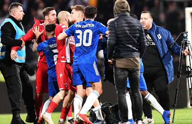 3 lucruri care nu s-au văzut la TV în Dinamo - FCU Craiova: de la ce a pornit altercația în toată regula de pe gazon + mesajele ironice ale galeriilor: „Încă un an în «A» - furat”
