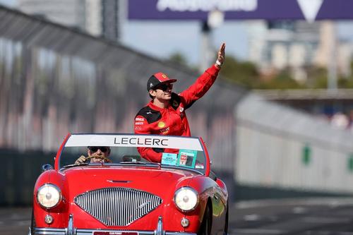 Charles Leclerc salutând publicul în Australia Foto Imago