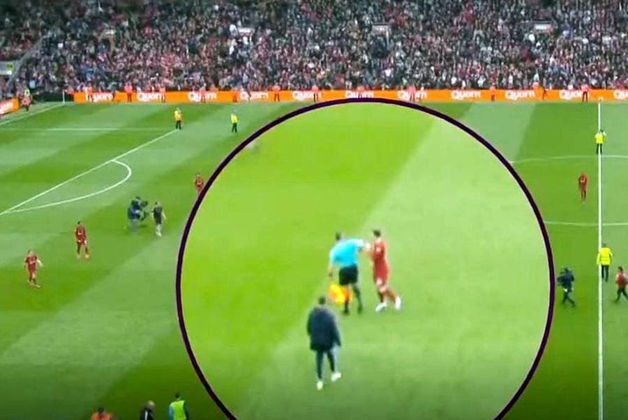 sursă foto: Twitter Lovit de arbitru?! Fază nemaivăzută în Liverpool - Arsenal: „O să aibă mari probleme”