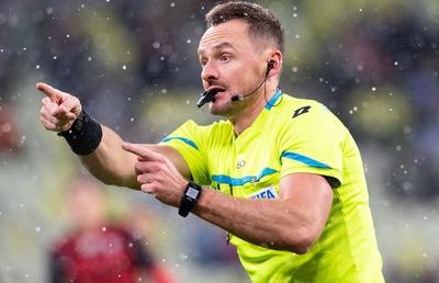 ȘOCANT! Polonezii care urmau să arbitreze AEK Atena - Aris s-au îmbătat și s-au bătut în avion cu alți pasageri! „Centralul” are altă variantă: „M-a scuipat!”