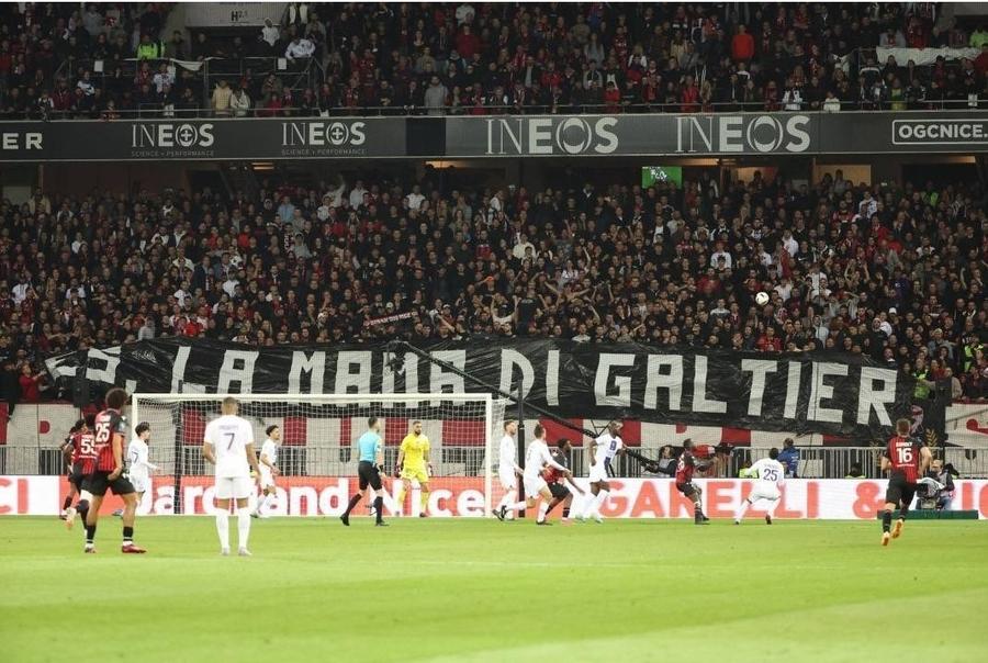 Bannerul desfășurat la începutul reprizei secunde în spatele porții lui Donnarumma. Foto: Twitter Antrenorul lui PSG, furios după ce a văzut un banner în tribuna echipei pe care a antrenat-o în sezonul precedent: „Mama are 83 de ani și suferă de cancer. Ajunge!”