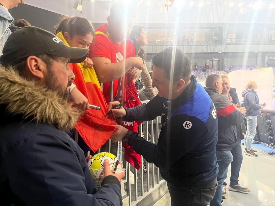 7 detalii de la România - Portugalia » Ce nu s-au văzut la TV: atmosfera electizantă, unitatea echipei și bijuteria din Pitești + Politicienii n-au ratat ocazia să facă o baie de mulțime