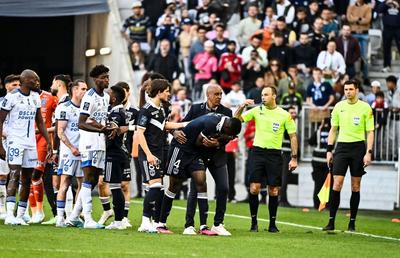 Alexi Pitu, martor la incidente grave la Bordeaux - Bastia. Bătaie pe teren, insulte rasiste, eliminări, amenințări cu poliția!