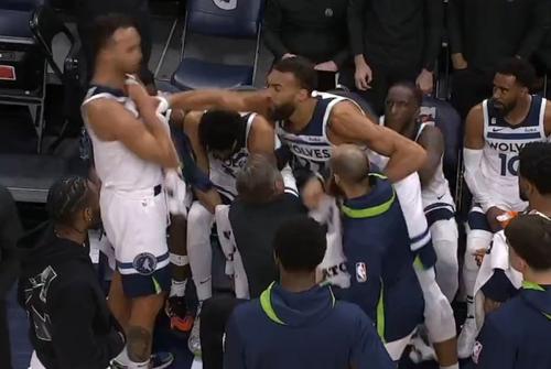 Rudy Gobert (30 de ani) l-a lovit pe Kyle Anderson (29 de ani), coechipierul de la Minnesota Timberwolves, chiar în timpul meciului cu New Orleans Pelicans, din ultima rundă a sezonului regular din NBA.