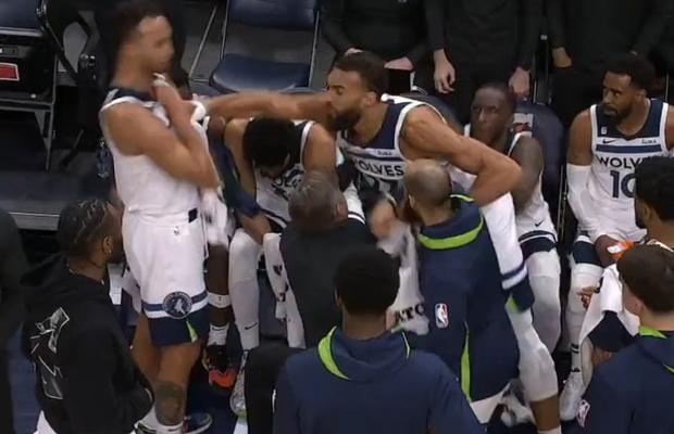Scene șocante într-un meci cu miză din NBA » Starul „lupilor” i-a aplicat o „directă” de dreapta unui coleg