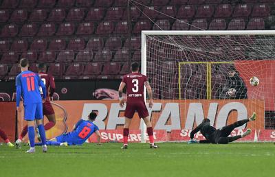 Gafe în lanț la golul de 1-0 din CFR - FCSB » Fundașii au dormit, iar Târnovanu a completat haosul