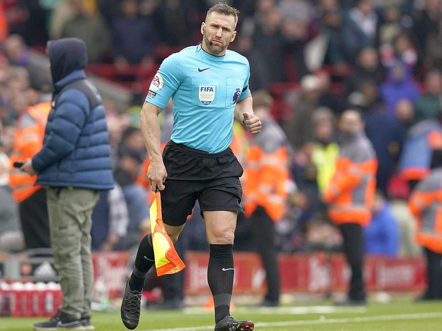 Arbitrul Constantine Hatzidakis // foto: Imago Images Lovit de arbitru?! Fază nemaivăzută în Liverpool - Arsenal: „O să aibă mari probleme”