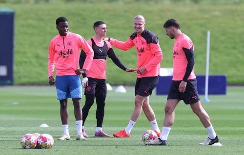 Phil Foden, hârjonindu-se cu Erling Haaland la antrenament / Foto: GettyImages