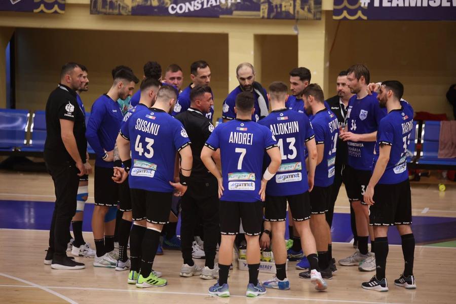 Antrenorul George Buricea și handbaliștii de la CSM Constanța la un time out Foto: Facebook CSM Constanta Valentino Ravnic, croatul de la CSM Constanța, va juca pentru România!