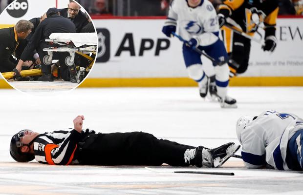 Momente de panică pe gheață! Arbitrul a fost la pământ de un jucător și-a ajuns de urgență la spital