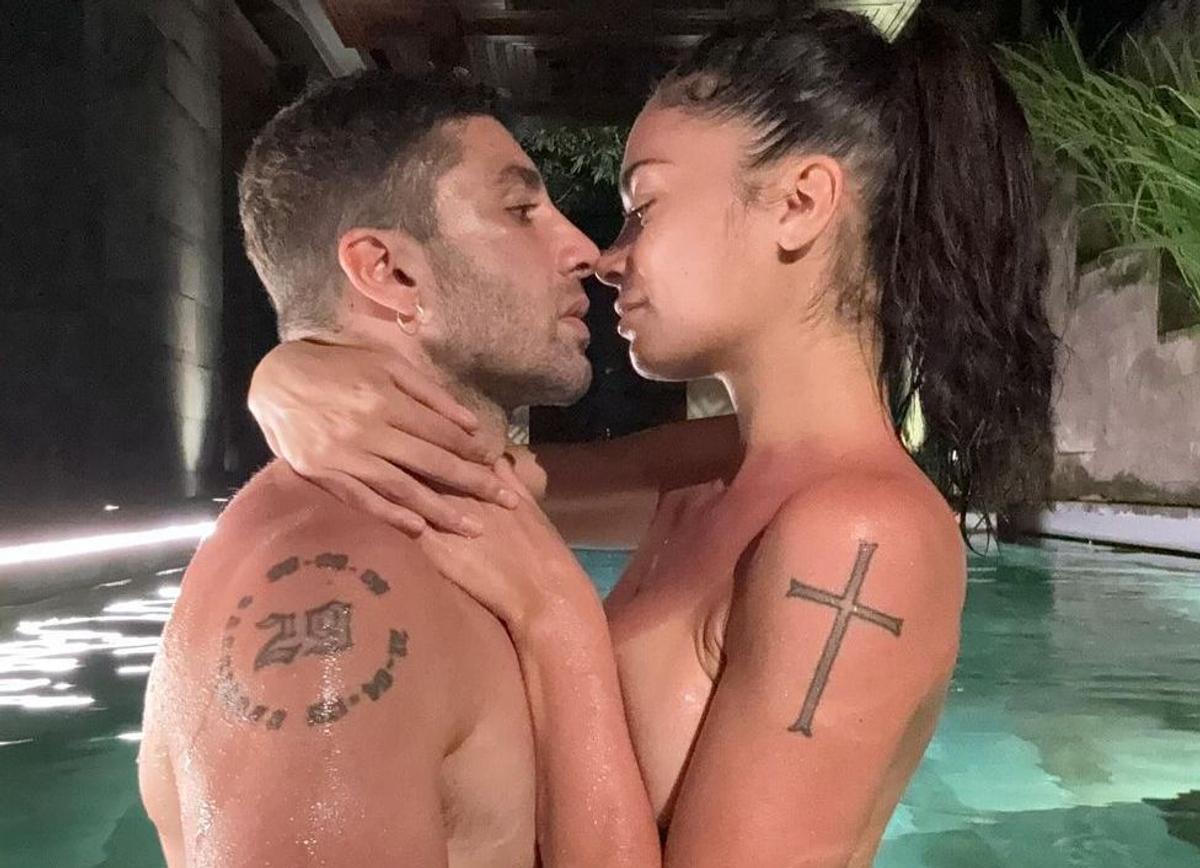 Pilotul Andrea Iannone, scene interzise minorilor cu iubita cântăreață în piscină » Elodie a postat imaginile din intimitate