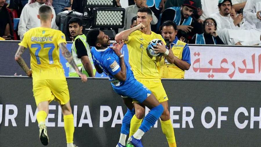 Cristiano și atacul brutal la adversar în Supercupa Arabiei Saudite Cristiano „a luat foc”! Gata să-l pocnească pe arbitru cu pumnul!