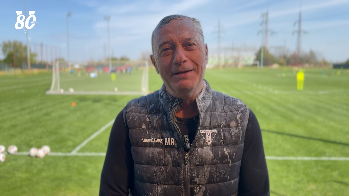 Mircea Rednic, sărbătorit cu făină și ouă crude de jucătorii lui UTA