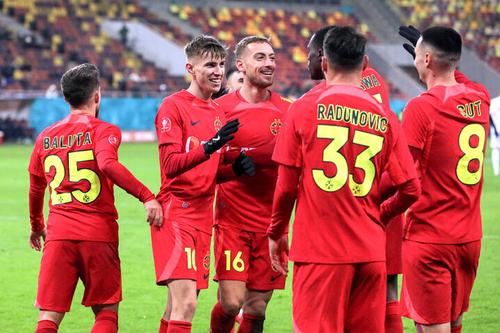 Șut (dreapta) și Lixandru (centru) revin în lotul FCSB-ului după accidentări, © FOTO: Mihai Antonio VASILE/SPORT PICTURES