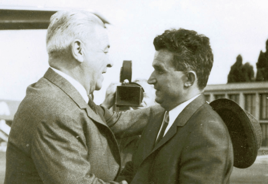 Ion Gheorghe Maurer și Nicolae Ceaușescu FABULOS! Iubirile secrete ale lui „Marlon Brando” al fotbalului românesc » „Domnișoară, ai văzut filmele alea când vine câte un îmbrăcat în negru cu două pistoale? Așa am venit eu după tine!”