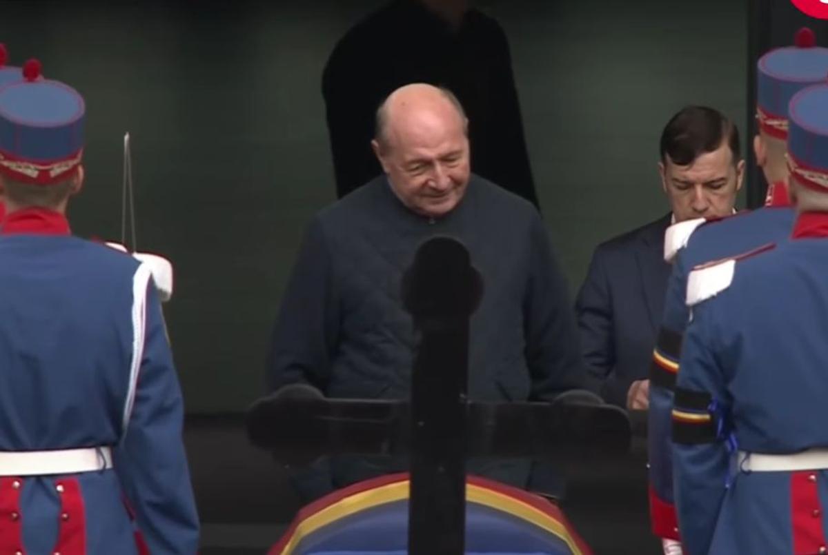Acum 17 ani îl decora pe Mircea Lucescu, astăzi la priveghiul acestuia » Traian Băsescu: „Un singur cuvânt am de spus”