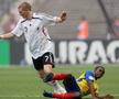 Cristian Lara (în alunecare), în duel cu Bastian Schweinsteiger
// Imago Images