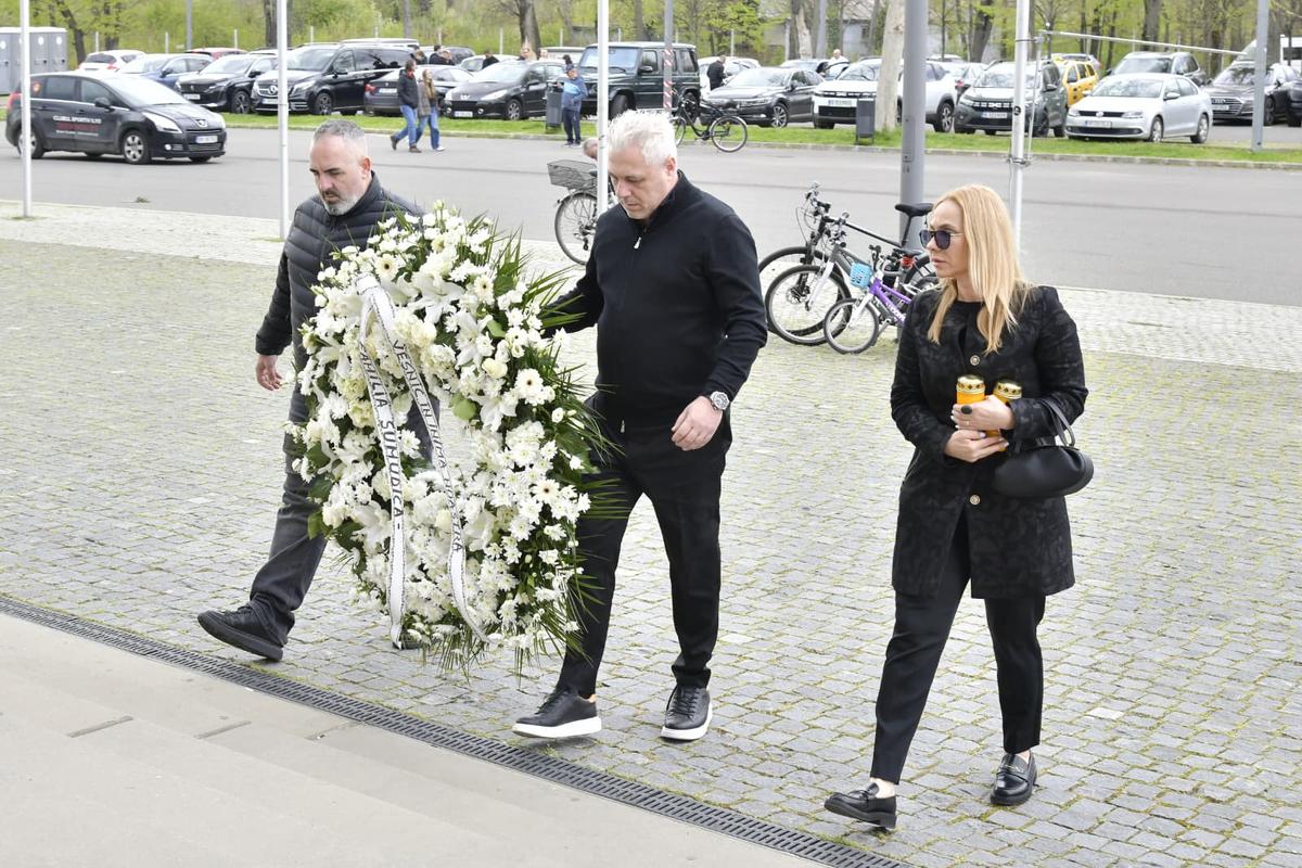 Sicriul lui Mircea Lucescu, ultima zi la Arena Națională » 15.000 de oameni au venit să-și ia rămas bun de la „Il Luce”: mâine are loc înmormântarea