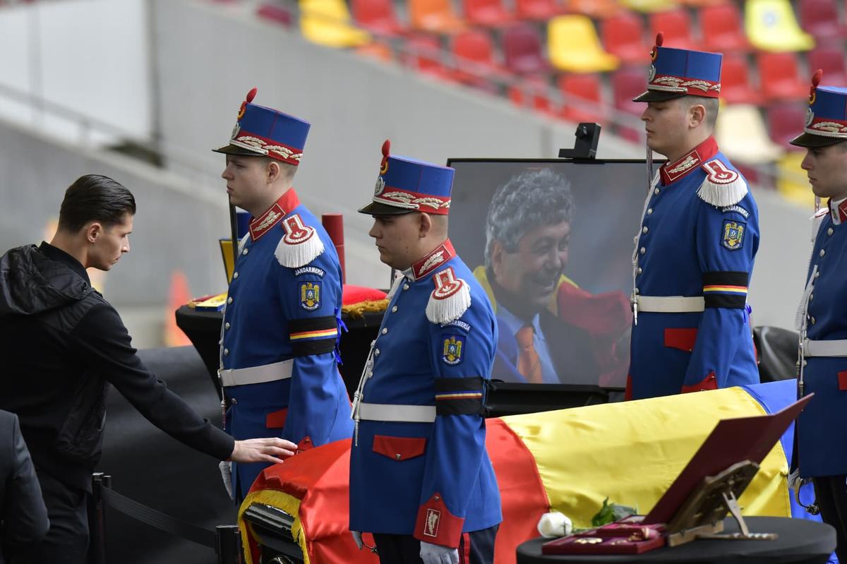 Sicriul lui Mircea Lucescu, ultima zi la Arena Națională » 15.000 de oameni au venit să-și ia rămas bun de la „Il Luce”: mâine are loc înmormântarea
