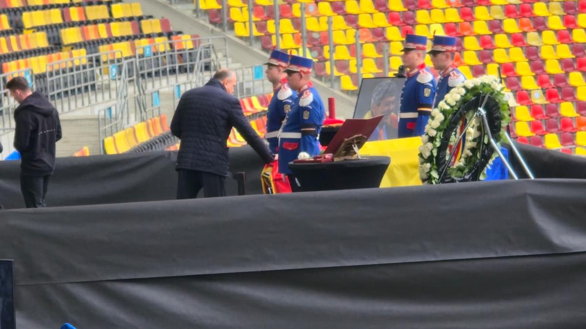 Sicriul lui Mircea Lucescu, ultima zi la Arena Națională » 15.000 de oameni au venit să-și ia rămas bun de la „Il Luce”: mâine are loc înmormântarea