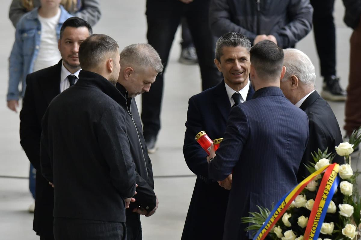 Sicriul lui Mircea Lucescu, ultima zi la Arena Națională » 15.000 de oameni au venit să-și ia rămas bun de la „Il Luce”: mâine are loc înmormântarea