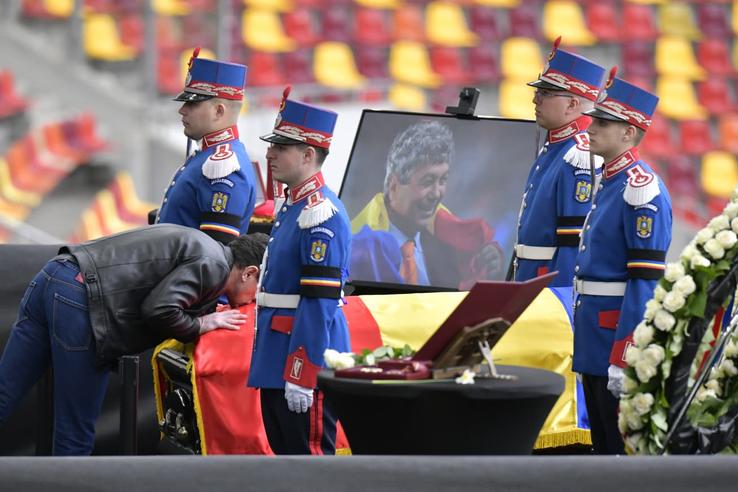 Gică Popescu a sărutat sicriul lui Mircea Lucescu/ foto Cristi Preda (GSP)