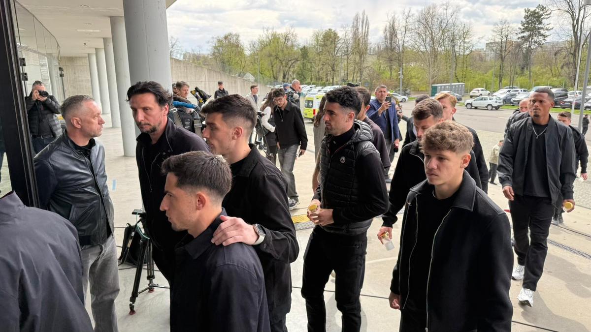 Sicriul lui Mircea Lucescu, ultima zi la Arena Națională » 15.000 de oameni au venit să-și ia rămas bun de la „Il Luce”: mâine are loc înmormântarea