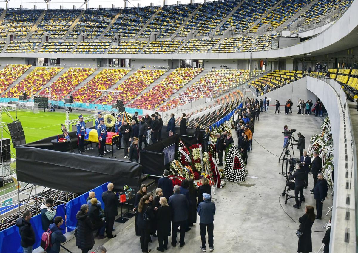 Românii își iau adio de la Mircea Lucescu