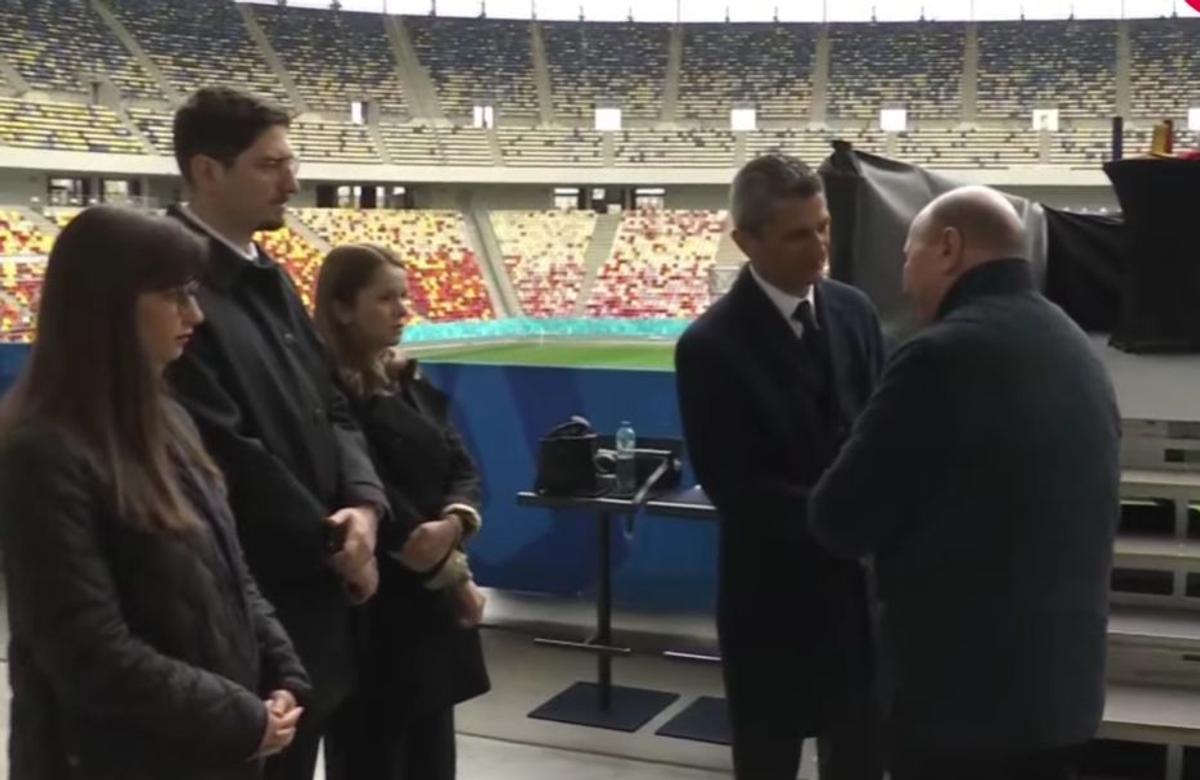 Acum 17 ani îl decora pe Mircea Lucescu, astăzi la priveghiul acestuia » Traian Băsescu: „Un singur cuvânt am de spus”