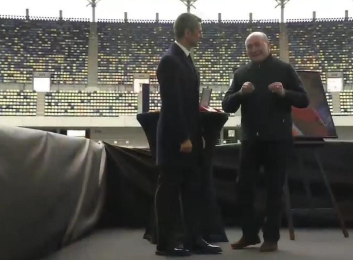 Acum 17 ani îl decora pe Mircea Lucescu, astăzi la priveghiul acestuia » Traian Băsescu: „Un singur cuvânt am de spus”